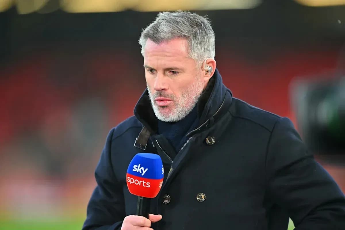 Комментатор с микрофоном Sky Sports на фоне стадиона