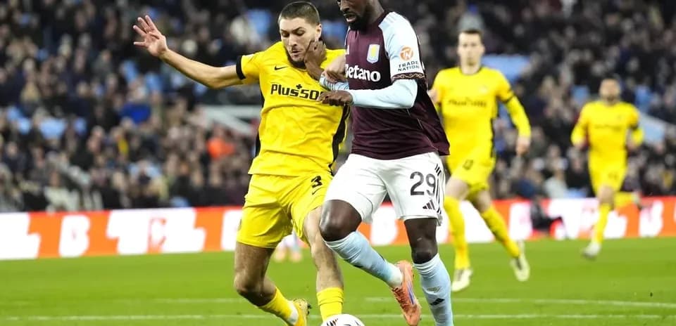 Игроки Aston Villa и противника борются за мяч