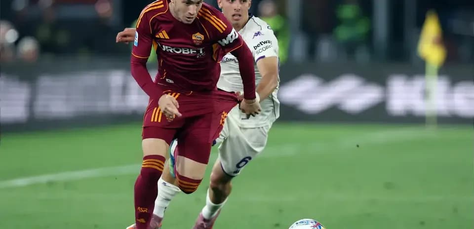Игроки Roma и Fiorentina борются за мяч
