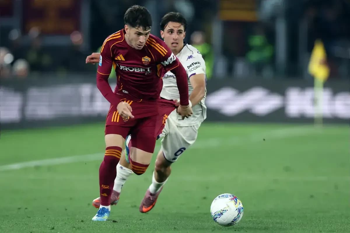 Игроки Roma и Fiorentina борются за мяч