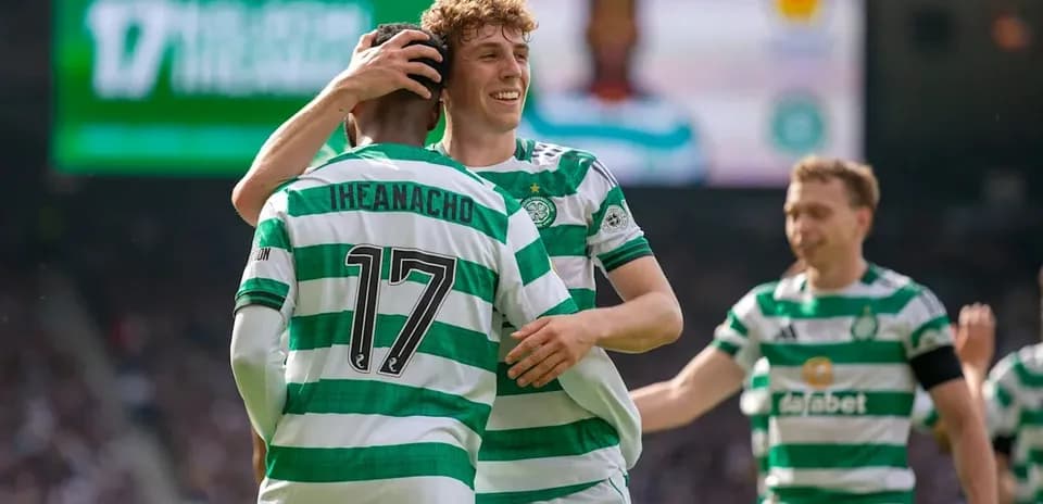 Игроки Celtic празднуют забитый гол на поле