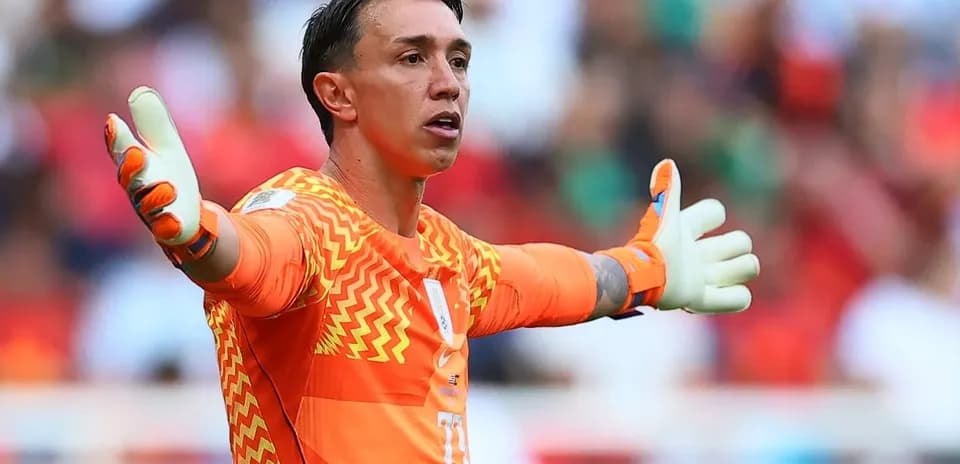 Вратарь указывает направление во время матча