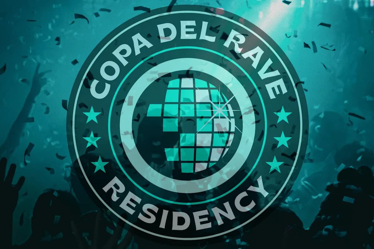 Логотип Copa del Rave Residency на фоне толпы