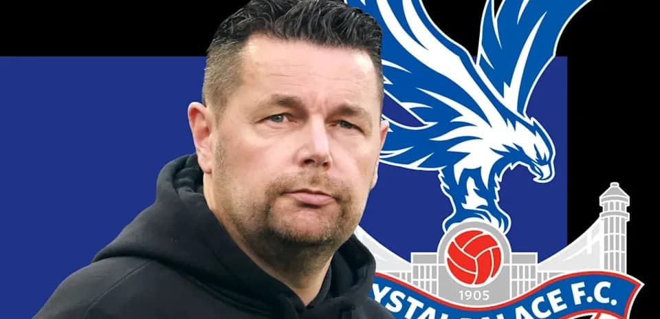 Тренер с логотипом Crystal Palace на фоне