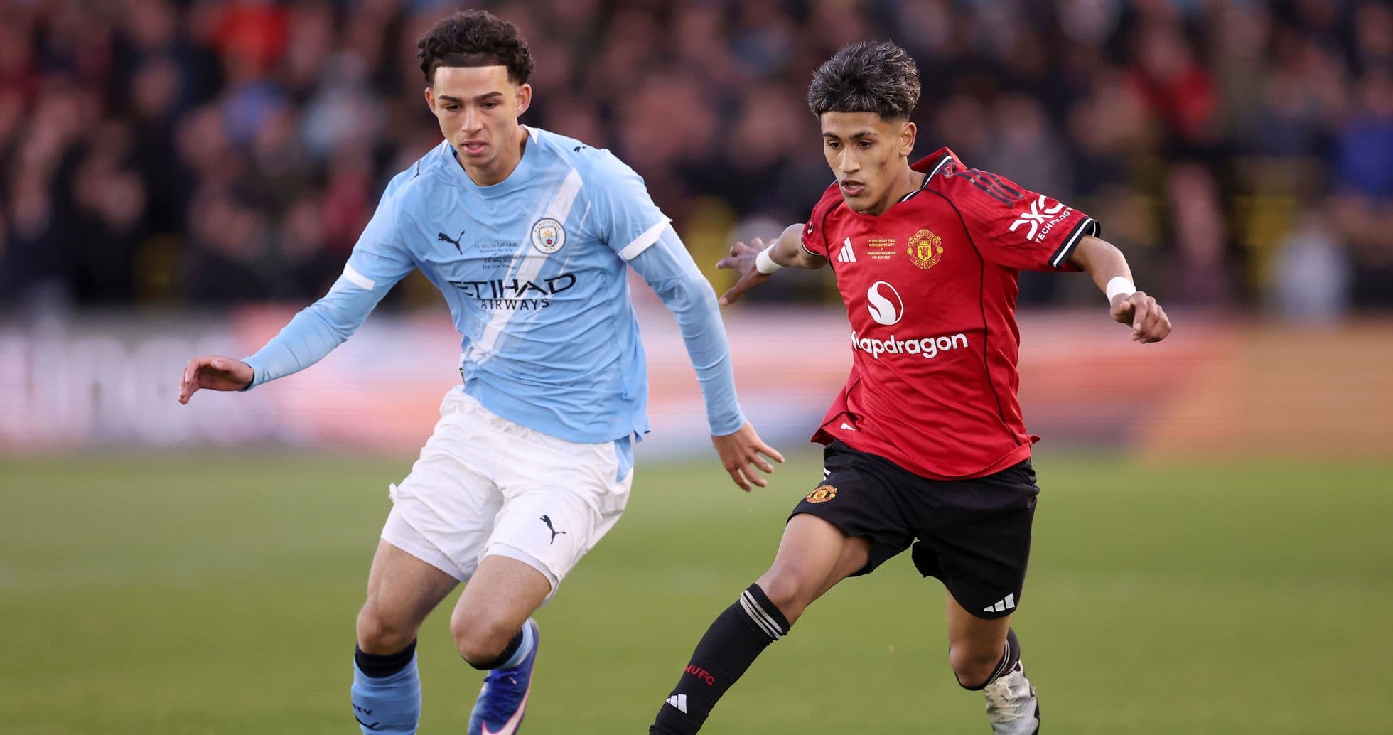 Игроки Manchester City и Manchester United в борьбе за мяч