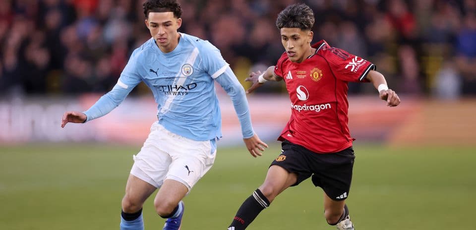 Игроки Manchester City и Manchester United в борьбе за мяч