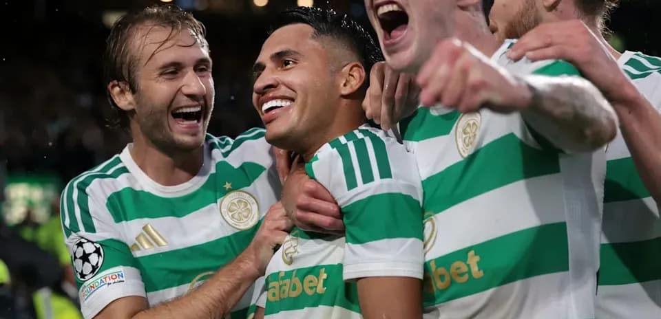 Игроки Celtic празднуют гол на стадионе
