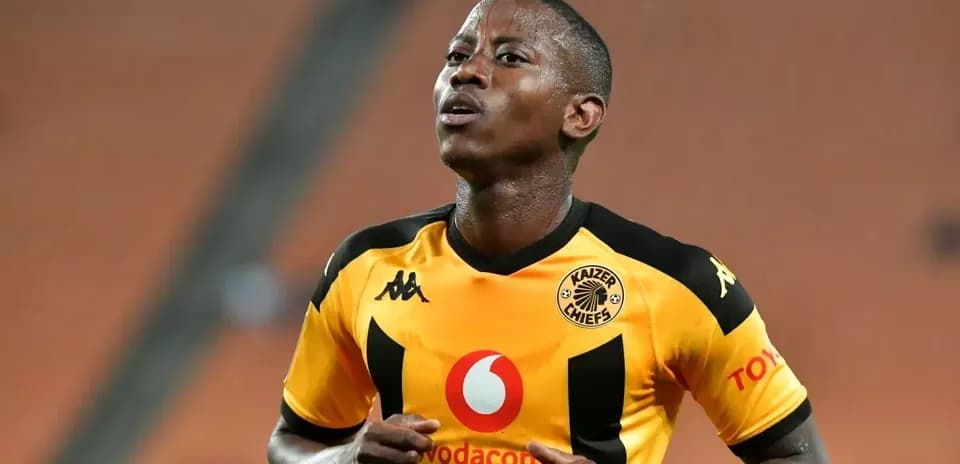 Игрок команды Kaizer Chiefs на поле во время матча