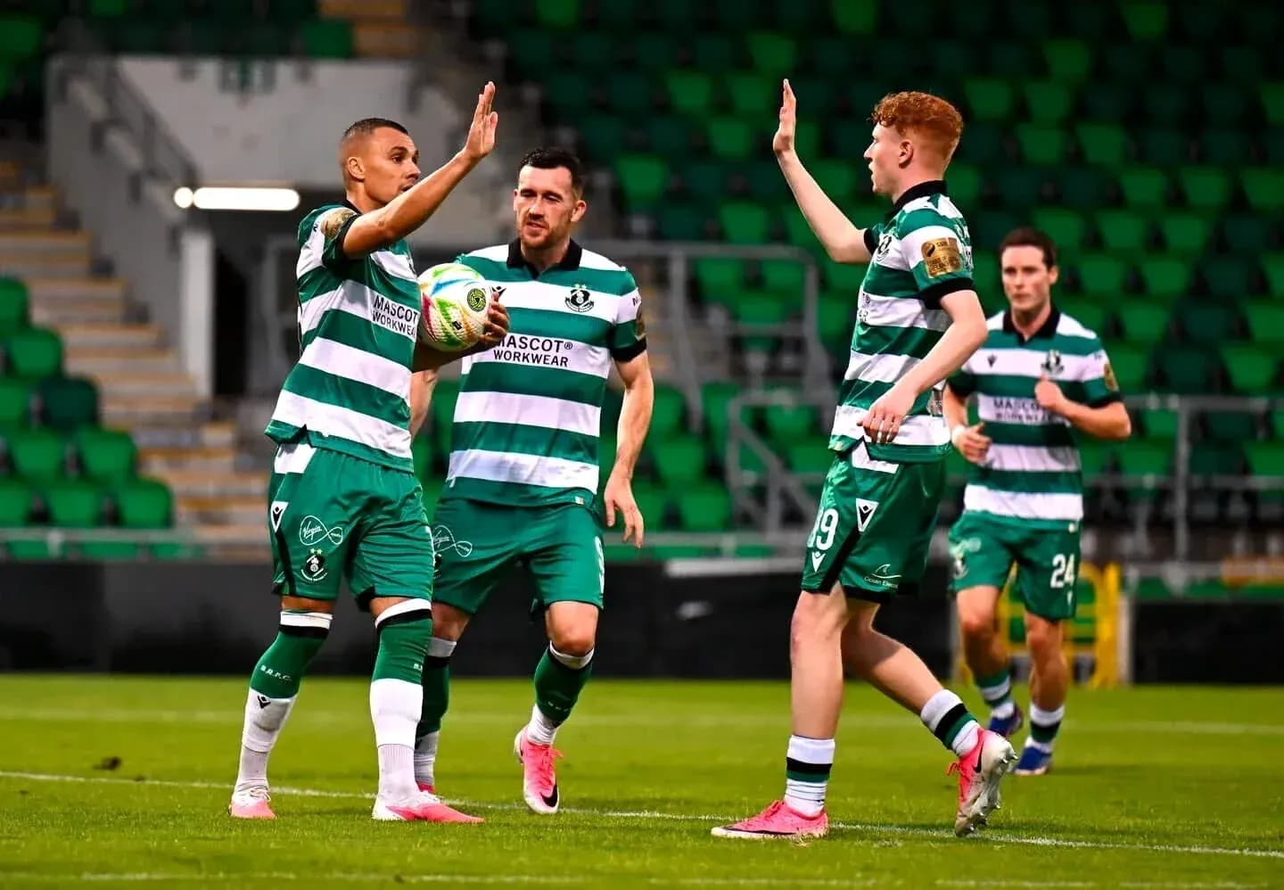 Игроки Shamrock Rovers празднуют гол