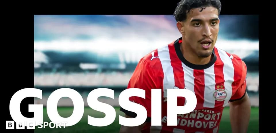 Игрок PSV в красной и белой форме на поле