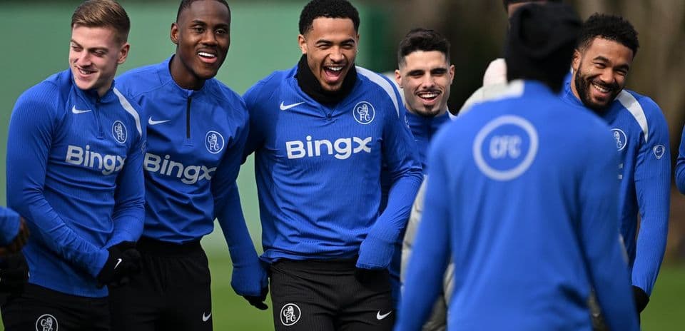 Игроки Chelsea FC смеются на тренировочной сессии