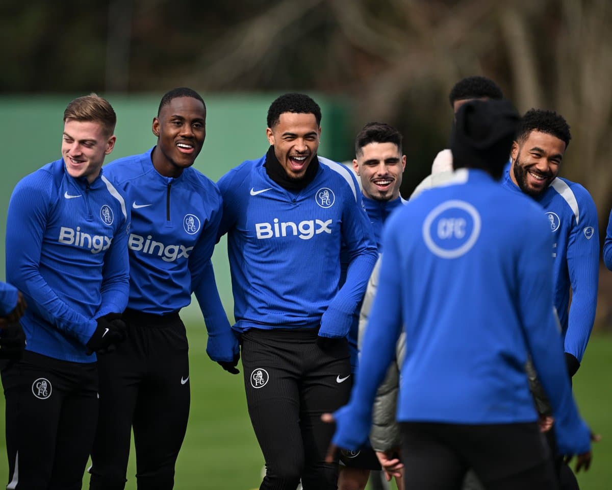 Игроки Chelsea FC смеются на тренировочной сессии