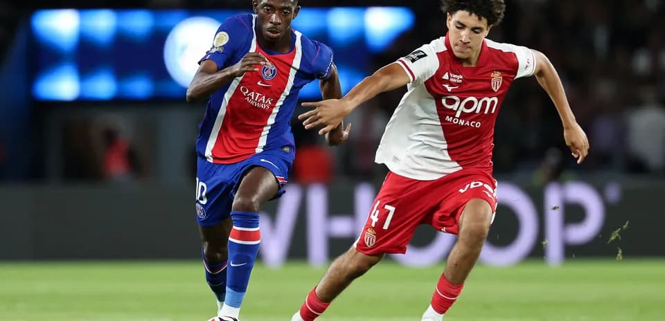 Игроки PSG и Монако соревнуются за мяч