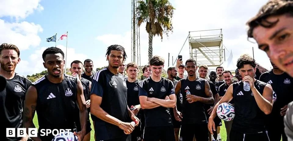 Футбольная команда Newcastle United на тренировке