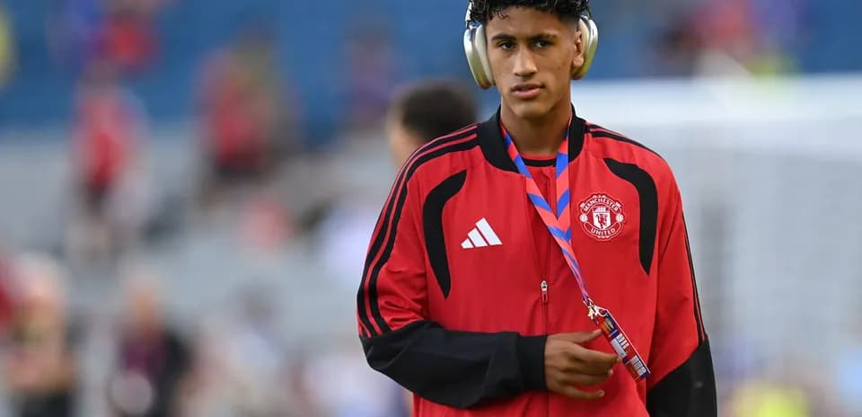 Игрок Manchester United в тренировочном костюме на стадионе