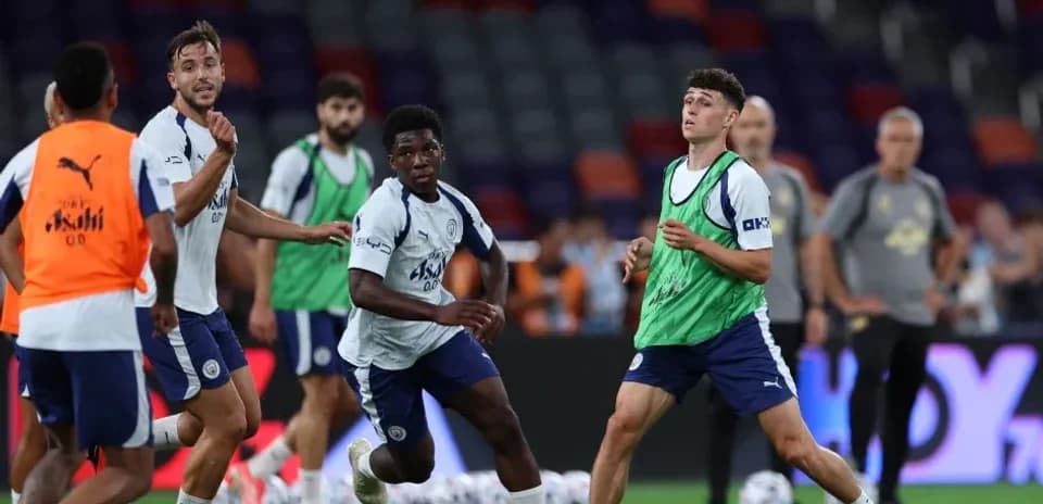 Игроки Manchester City тренируются на поле