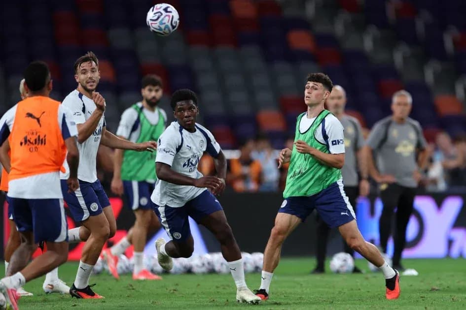 Игроки Manchester City тренируются на поле