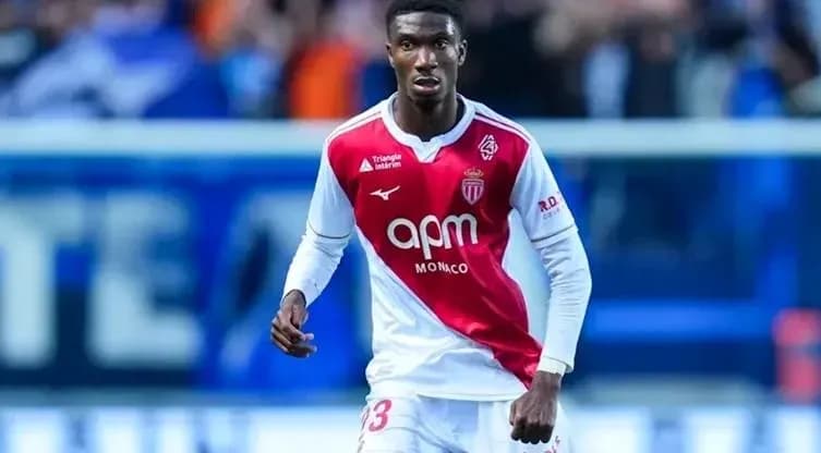 Игрок AS Monaco на поле во время матча