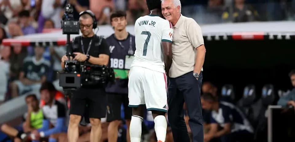 Vini Jr. and coach interacting during match