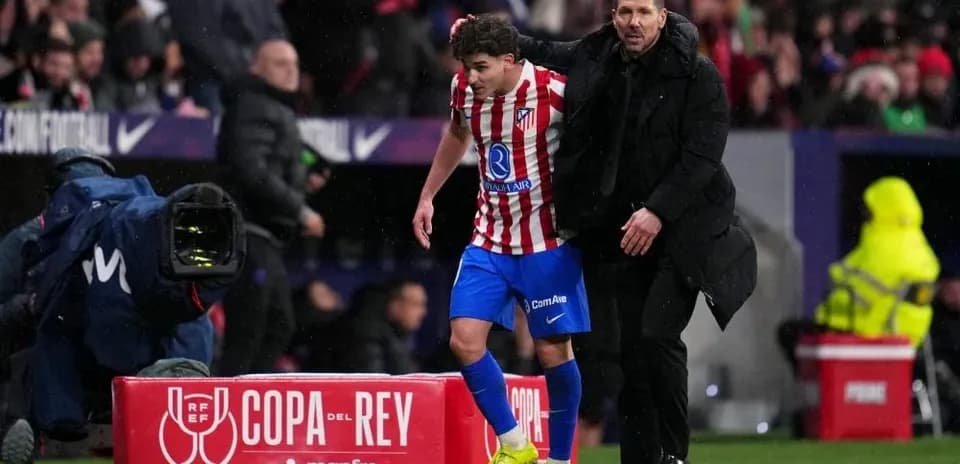 Игрок Atlético Madrid выходит на замену тренеру