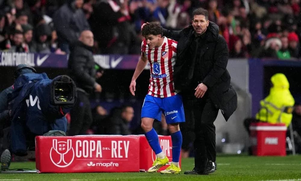 Игрок Atlético Madrid выходит на замену тренеру