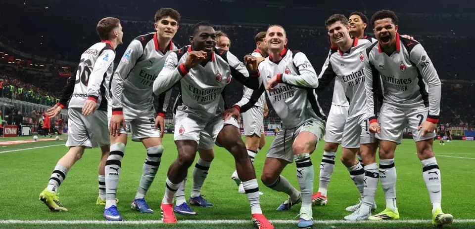Игроки AC Milan празднуют гол