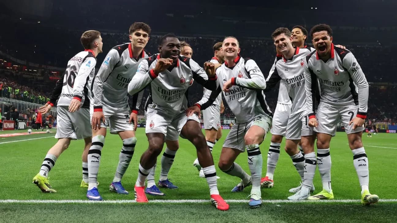 Игроки AC Milan празднуют гол