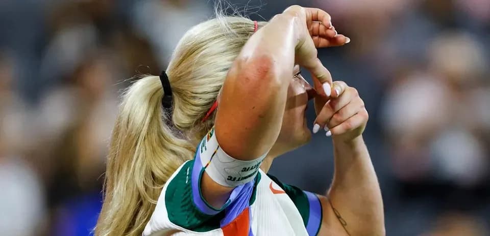 Спортсменка с руками на лбу во время матча