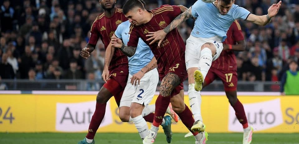 Игроки AS Roma и Lazio в борьбе за мяч