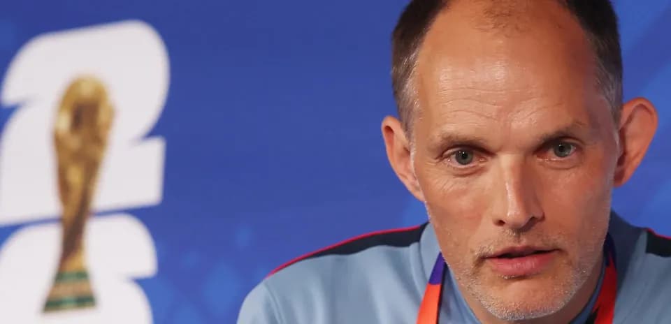 Тренер на пресс-конференции перед турниром FIFA