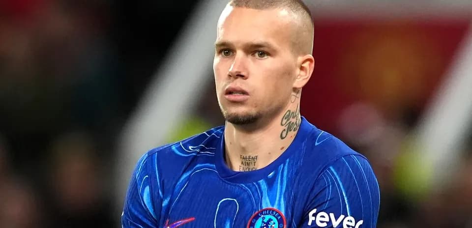 Игрок в синей форме Chelsea на поле