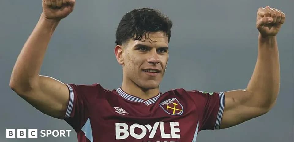 Игрок West Ham с поднятыми руками после матча