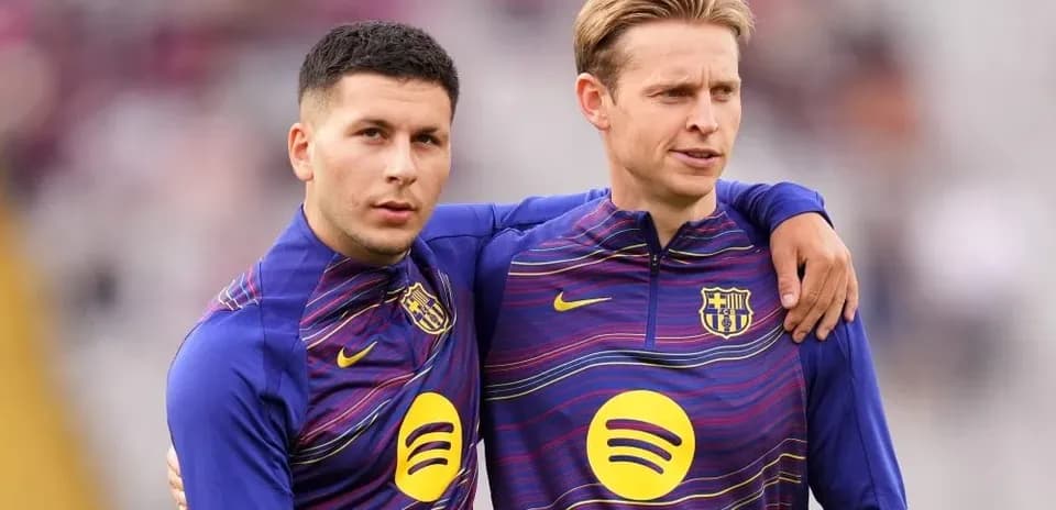 Два игрока FC Barcelona во время разминки