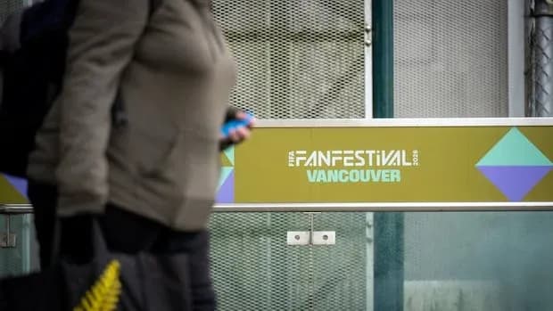 Человек проходит мимо знака Fan Festival в Ванкувере