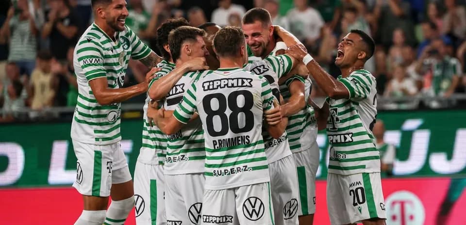 Игроки Ференцвароша празднуют гол