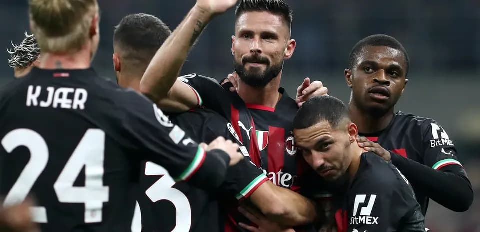 Игроки AC Milan празднуют гол на поле