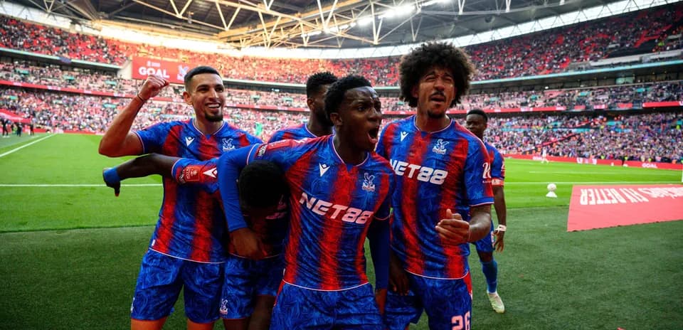Игроки Crystal Palace празднуют гол на стадионе Wembley