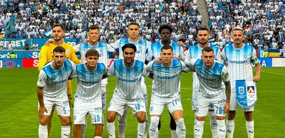 Футбольная команда Universitatea Craiova на поле
