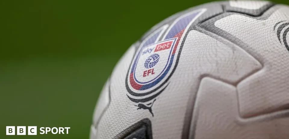 Мяч с логотипом Sky Bet EFL на траве