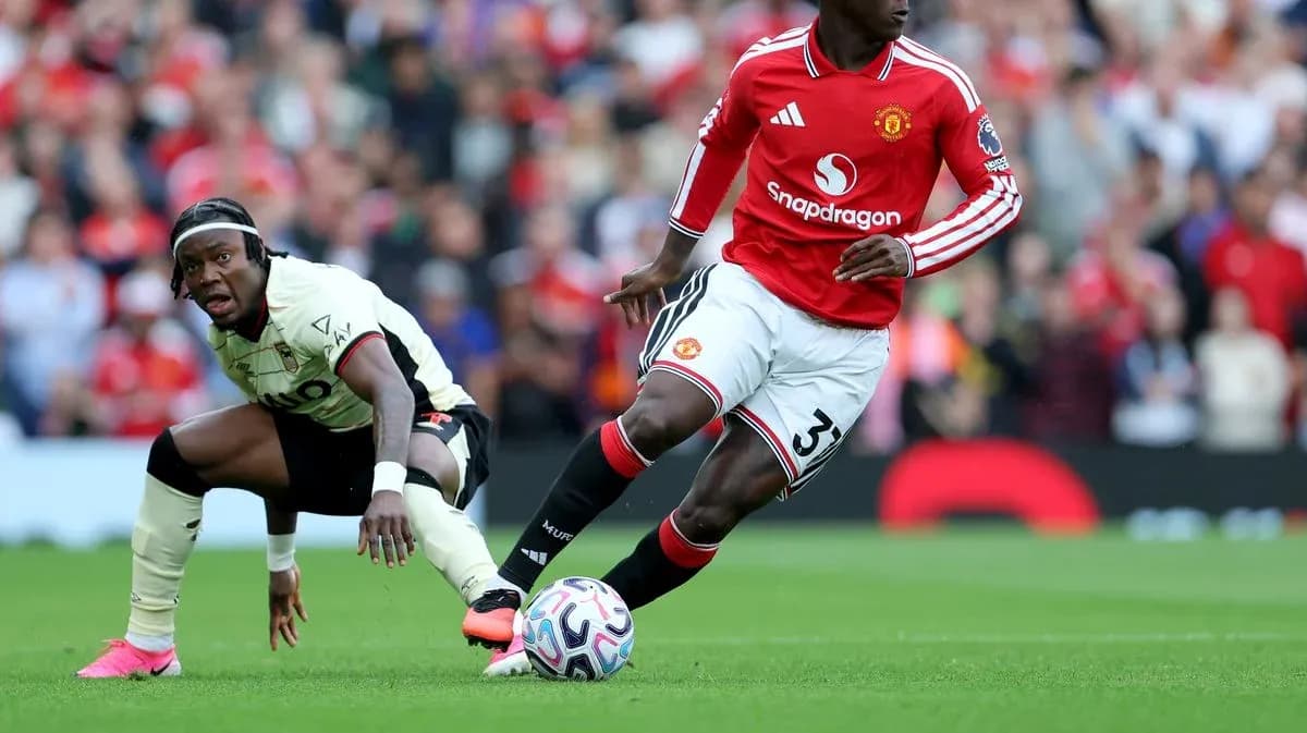 Игрок Manchester United с мячом, соперник на земле
