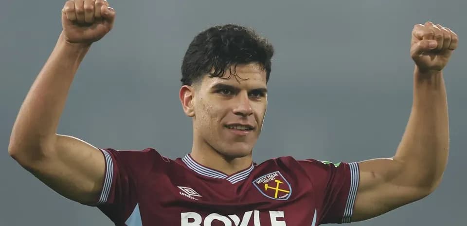 Игрок West Ham United празднует с поднятыми руками