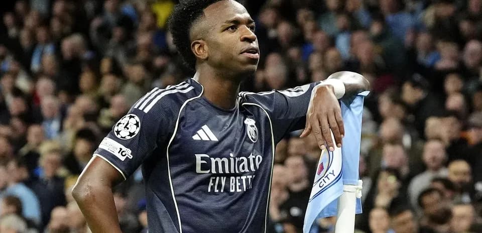 Игрок Реала у углового флага на стадионе