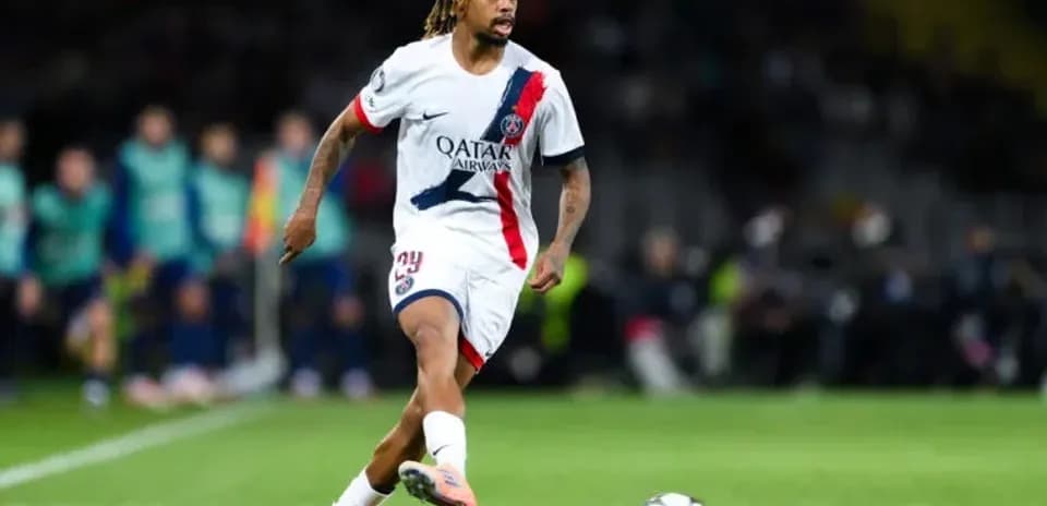 Игрок PSG с мячом во время матча