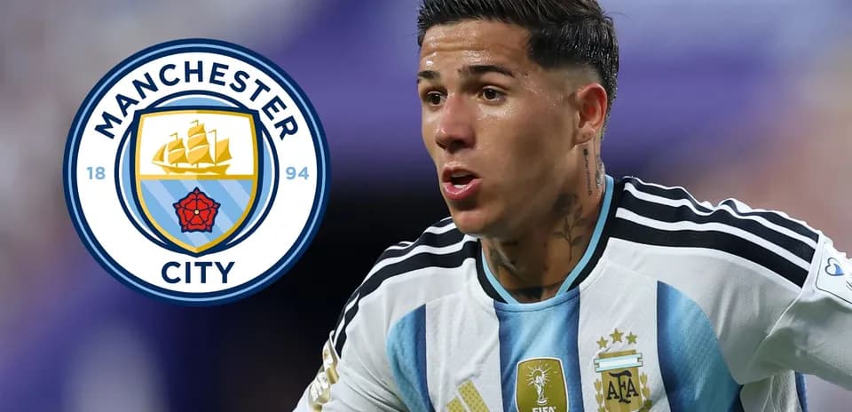 Игрок сборной Аргентины в форме на фоне логотипа Manchester City