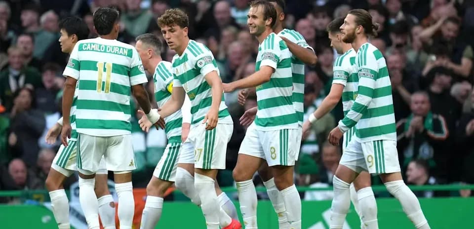Игроки Celtic празднуют гол на стадионе