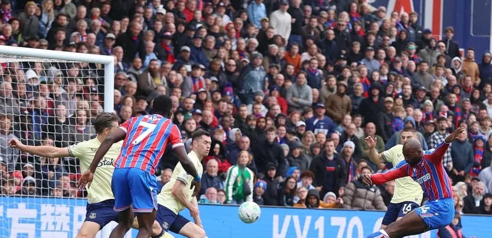 Игрок Crystal Palace наносит удар по мячу