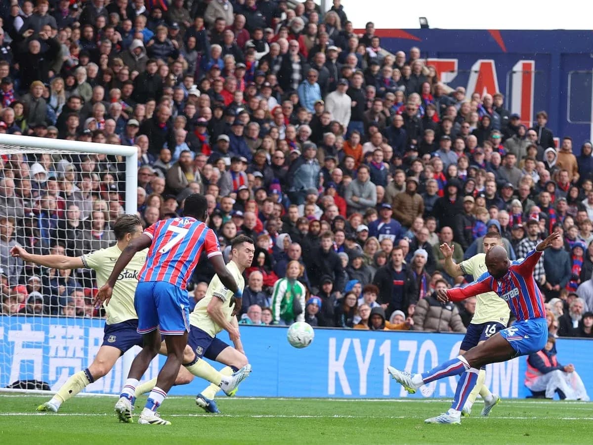 Игрок Crystal Palace наносит удар по мячу