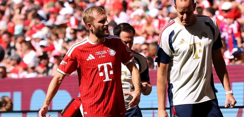 Игроки Bayern Munich покидают поле во время матча