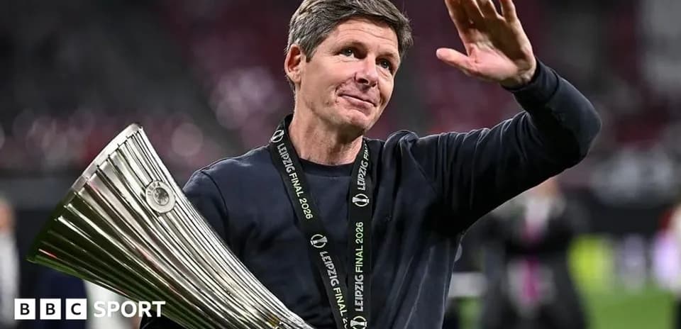 Тренер с трофеем UEFA после финала в Лейпциге