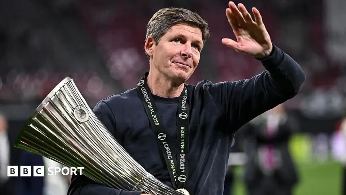 Тренер с трофеем UEFA после финала в Лейпциге
